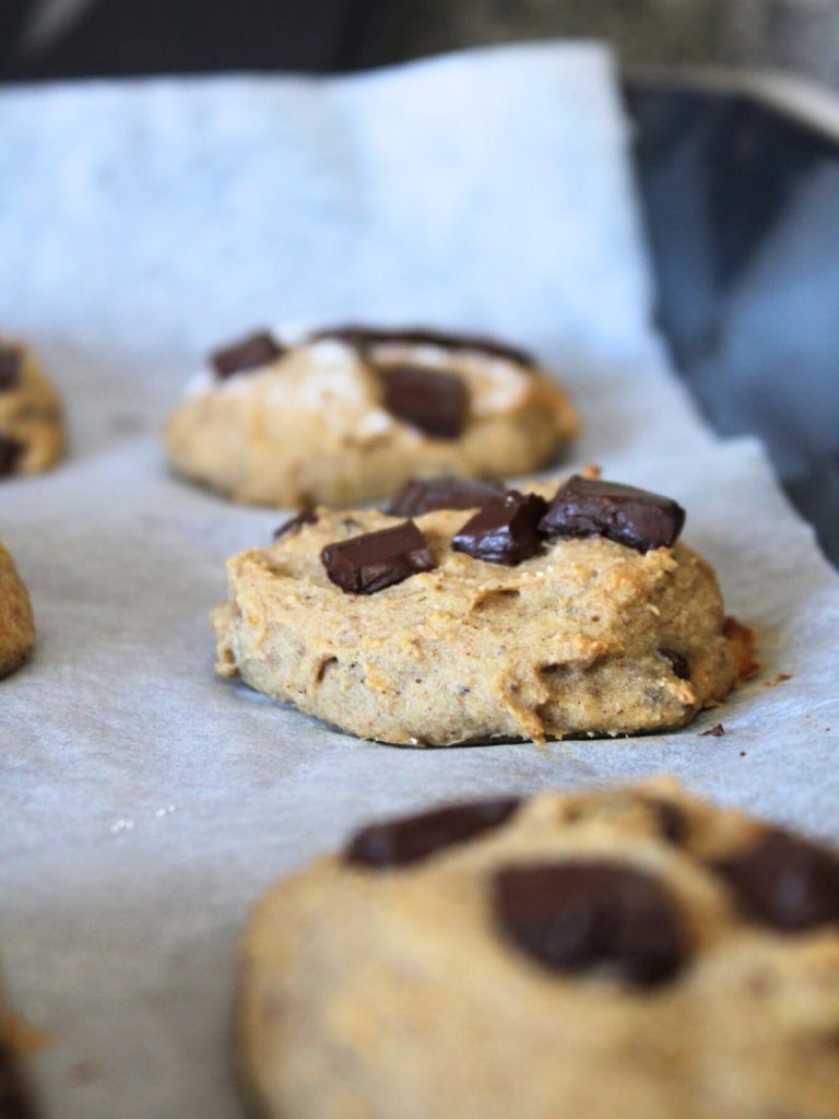 Healthy Banana Oat Chocolate Cookies
