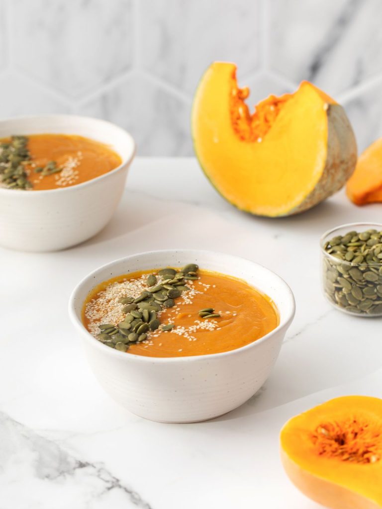 3 Things That Make This Butternut Pumpkin Soup So Good
🥄 Roasting the Veggies
Roasting the pumpkin and carrots first is a total game changer. It brings out that deep, natural sweetness and gives the soup its gorgeous golden-orange color. Sure, you could just simmer everything in one pot, but I promise it won’t taste the same. That extra 25 minutes in the oven? WORTH IT.
🧄 The Flavor Base
This is where the onion, garlic, and ginger do their thing. You don’t need much, but skipping them would be like forgetting the salt in pasta water — it just wouldn’t work. The onion adds a little sweetness, garlic gives it warmth, and the ginger brightens it all up. Trust me, they make the whole thing taste like you put in way more effort than you actually did.
🫙 That Silky Finish
Silky Butternut Pumpkin Soup