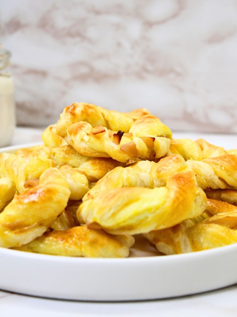 Turkey & Brie Puff Pastry Wreath Bites