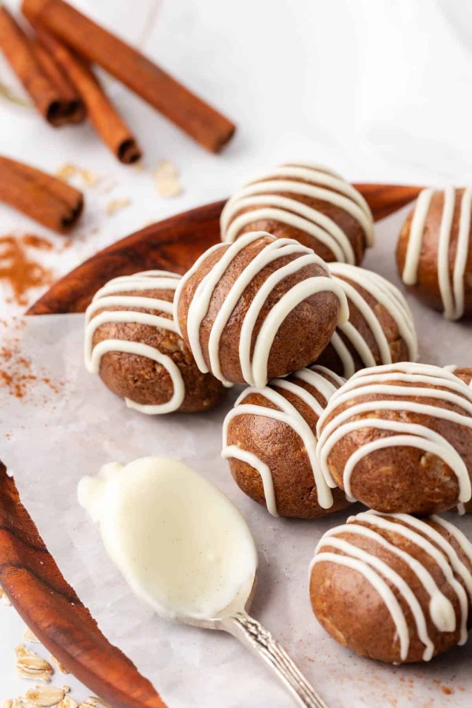 Cinnamon Roll Energy Bites