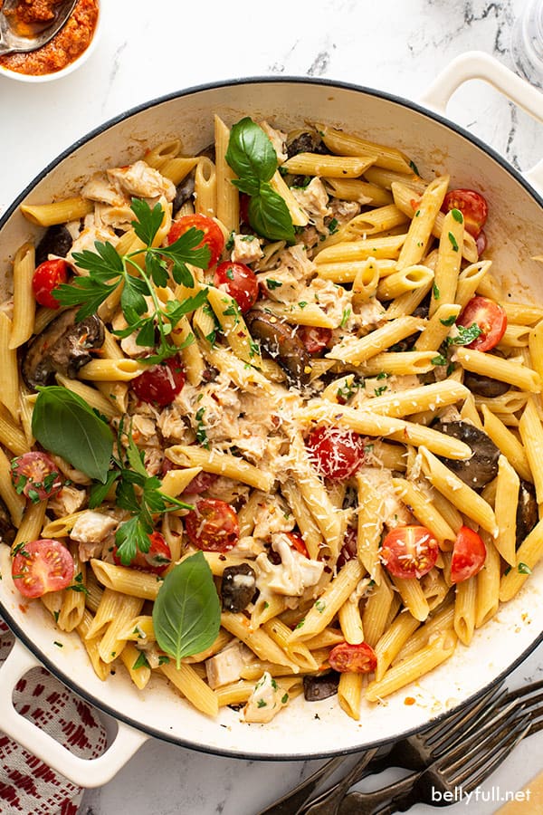 {One-Pot} Tuscan Chicken Pasta