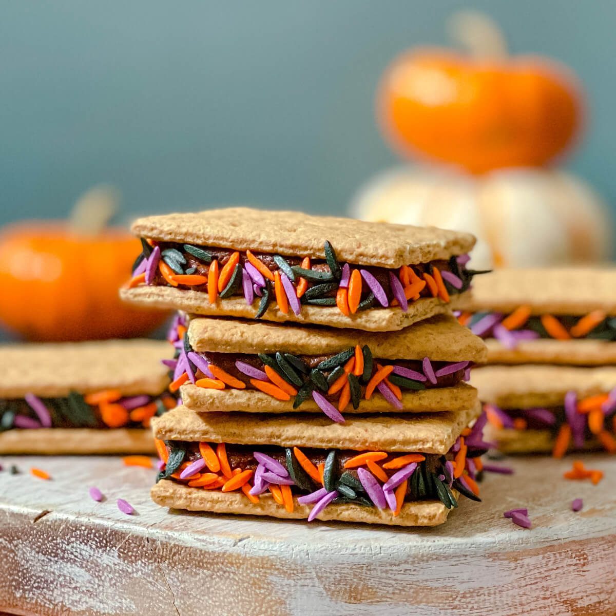 Halloween Graham Crackers: Frosting Sandwiches