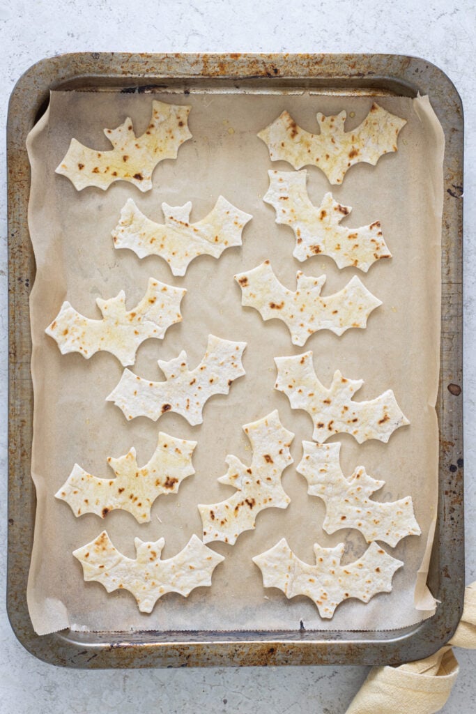 Halloween Bat Chips with Salsa and Guacamole (3)